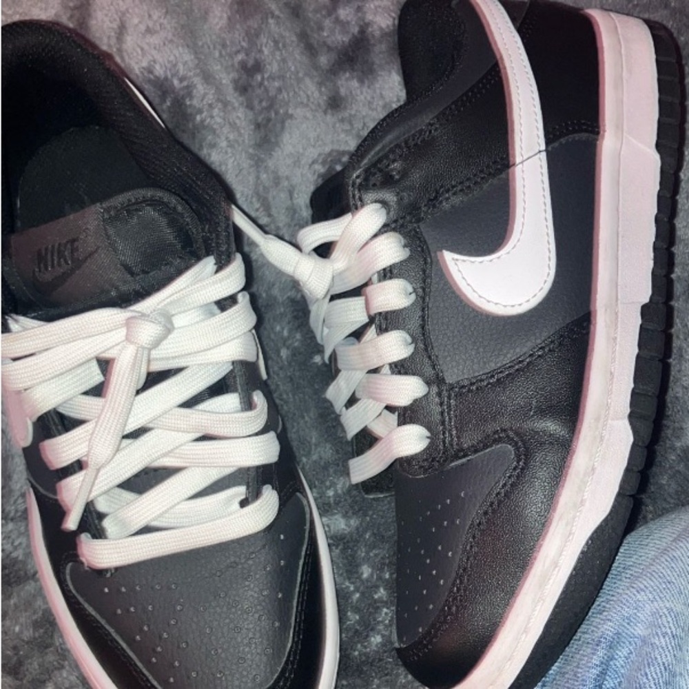 Nike boys Black and White Sneakers - Picture 1 of 2